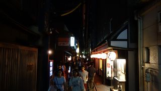 夜もにぎわう小路