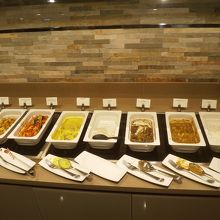 料理が色々とあります。ビュッフェスタイルです。