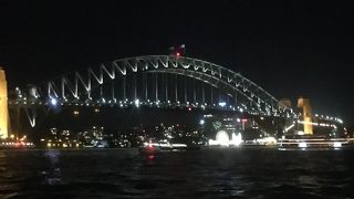 シドニー湾にかかるシドニーのシンボル！夜も最高です