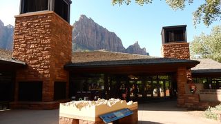 ザイオン観光の拠点ですが、ドリンクは手前で買うべし