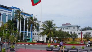 最大の国旗がはためく中央広場