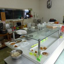 店内　弁当は並んでいませんでした。
