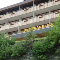 ホテルを下の道からみると。