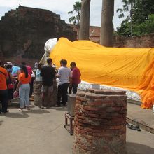 涅槃仏 (ワット ヤイ チャイ モンコン)