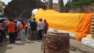 真っ白な涅槃仏