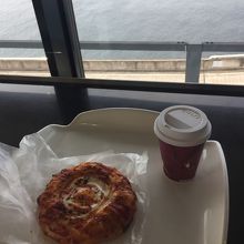 ベーコンエッグピザとコーヒー