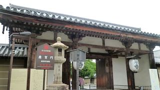 東寺道で[慶賀門]に