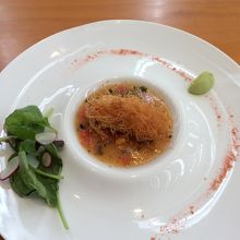 メイン料理：鮮魚（鯵）で巻いた海老のムース