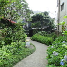 仲町観光案内所の裏口へ