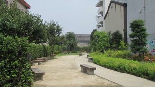 １番奥から仲町観光案内所の裏口に通じています。