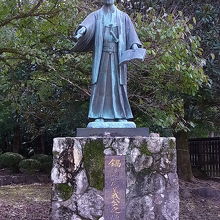 鍋島茂義の像