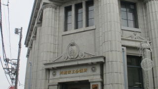 仲町観光案内所などの蔵造りとの対比が面白いです。