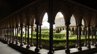 修道院の中庭を囲む回廊