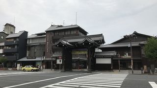 堀川通をはさんで正面に建つ門