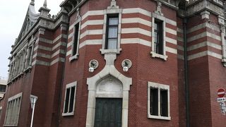 赤レンガづくりの近代的な建物