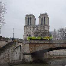 セーヌ川クルーズの船より。シテ島にあるノートルダム大聖堂。