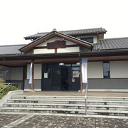 岡山のローカル線・井原鉄道の駅。改札口でお土産やレンタサイクルも。