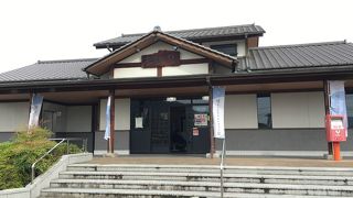 岡山のローカル線・井原鉄道の駅。改札口でお土産やレンタサイクルも。