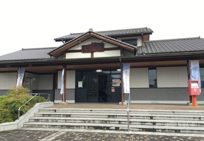 岡山のローカル線・井原鉄道の駅。改札口でお土産やレンタサイクルも。