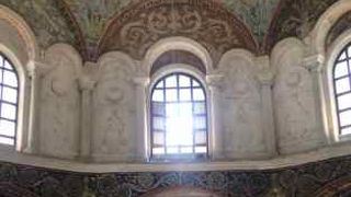 天井にモザイク画