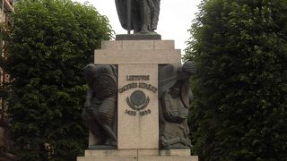 苦笑いしているかも