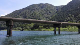 船下りで下から沈下橋を