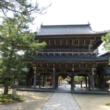 立派な山門