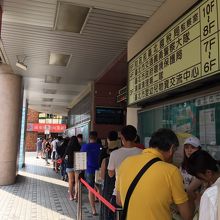 行列。この先端を曲がり、さらに進み階段を上ったところが店