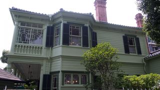 風見鶏の館とセットが便利