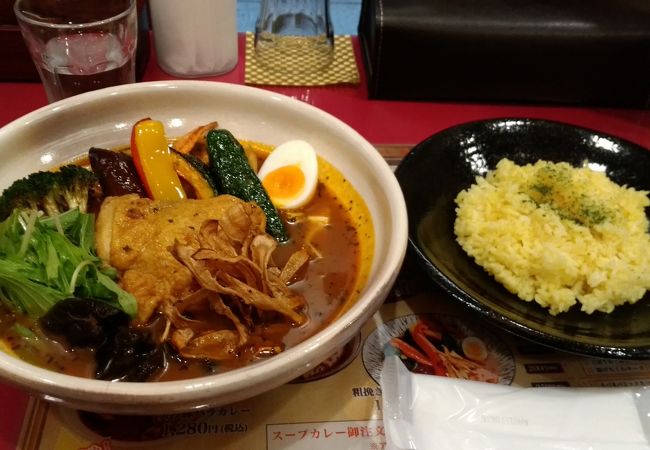 フルーティさと薬膳の風味を感じるカレー、スタンプカードもユニーク