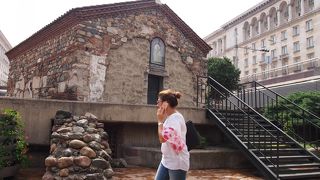 地下鉄から上がって来ると地下教会の感じがしない