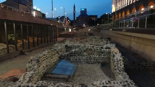 セルディカ駅改札出ると目の前にセルディカの遺跡に囲まれている