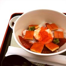 11時から提供される海鮮丼