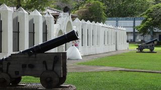 スペイン統治時代の建造物がいっぱい・・・今はローカルに欠かせない憩いの広場♪