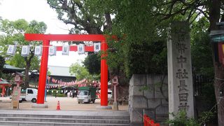 朱色の建物がきれいな神社