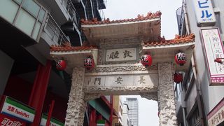 小さいながらもたくさんの店が並ぶ中華街