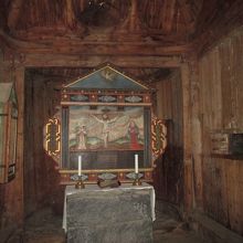 祭壇の様子で、絵の下の石台は１１５０年建設当時のもの