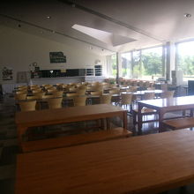 イートインスペースも広々としています