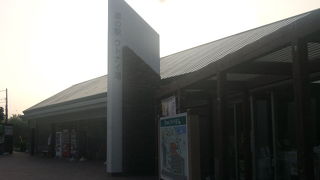 入口のとまチョップ石像にも是非ご注目を！