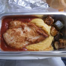 チキンのトマト煮込にナスとポテトが入っていました。