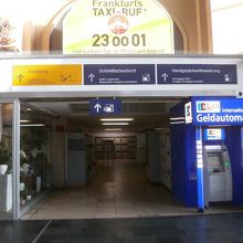 コインロッカーです。色んな大きさのものがあります。