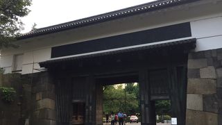 写真映えする門です。