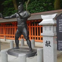勇壮な古代力士像は立身出世
