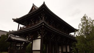 美しく立派な門