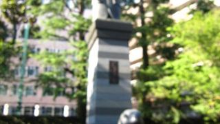 亀に似ている伝説上の贔屓（ひき）の土台の装飾が特徴的