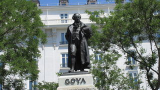 写真撮影禁止。若くて美しいモナリザの絵は必見