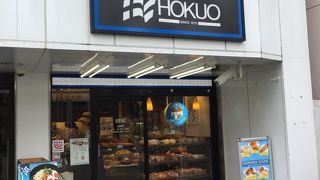 駅前のベーカリーショップ