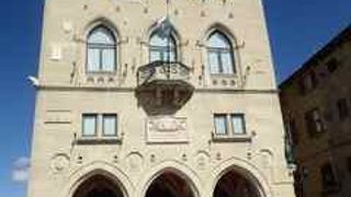 リベルタ広場にあります。