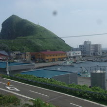 鴛泊港付近の高台から眺めたペシ岬の景観