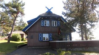 景色の良い高台の上にある